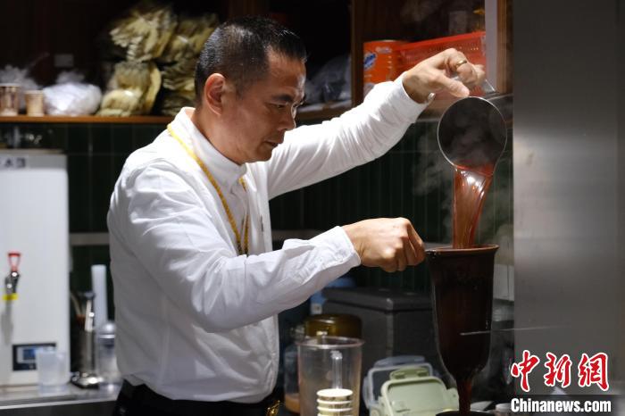 探访百年老街中英街：港式风情街区新貌吸引市民游客