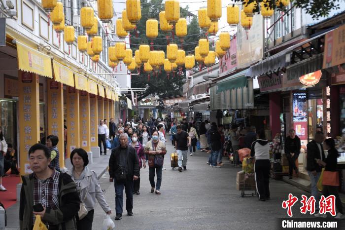 探访百年老街中英街：港式风情街区新貌吸引市民游客