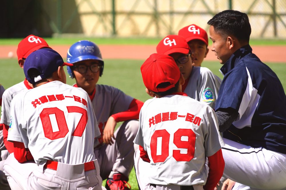 追光｜从牧场到棒球场，藏族学子在雪山下向阳成长