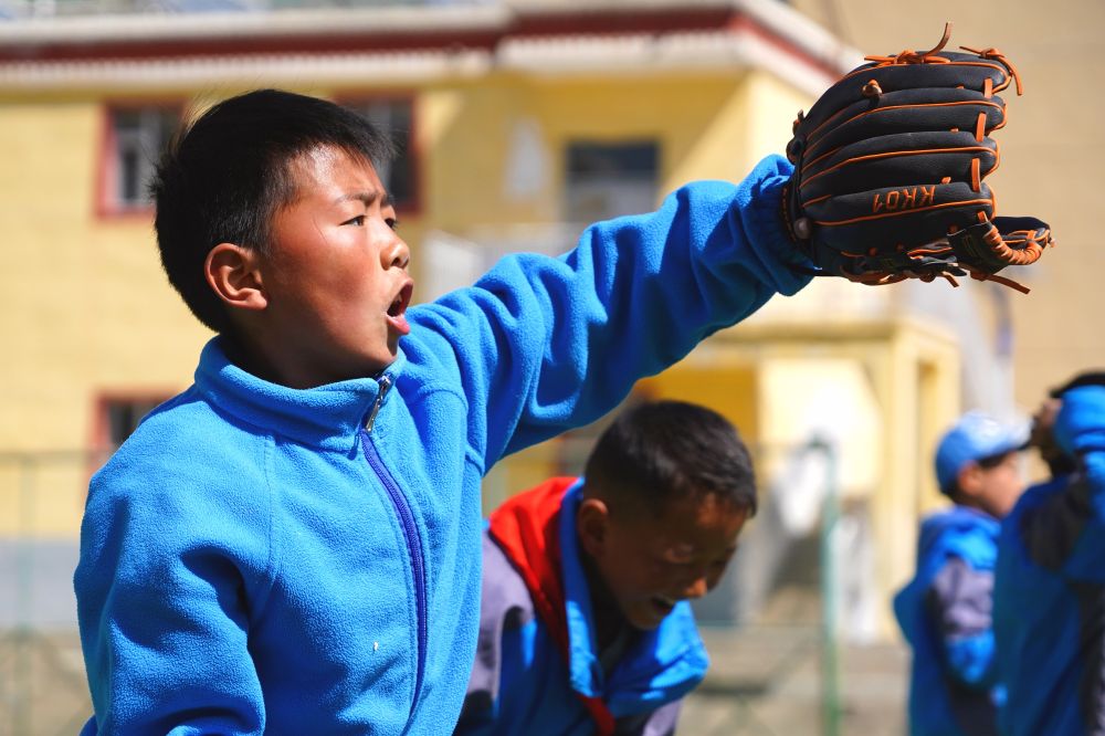 追光｜从牧场到棒球场，藏族学子在雪山下向阳成长