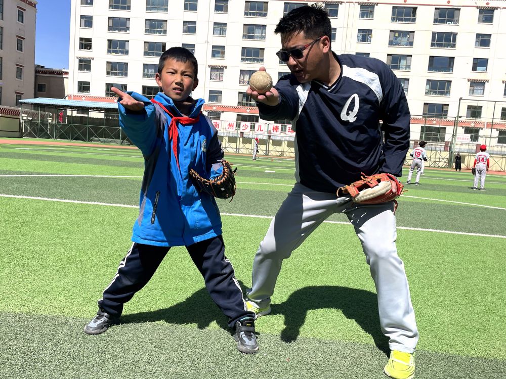追光｜从牧场到棒球场，藏族学子在雪山下向阳成长
