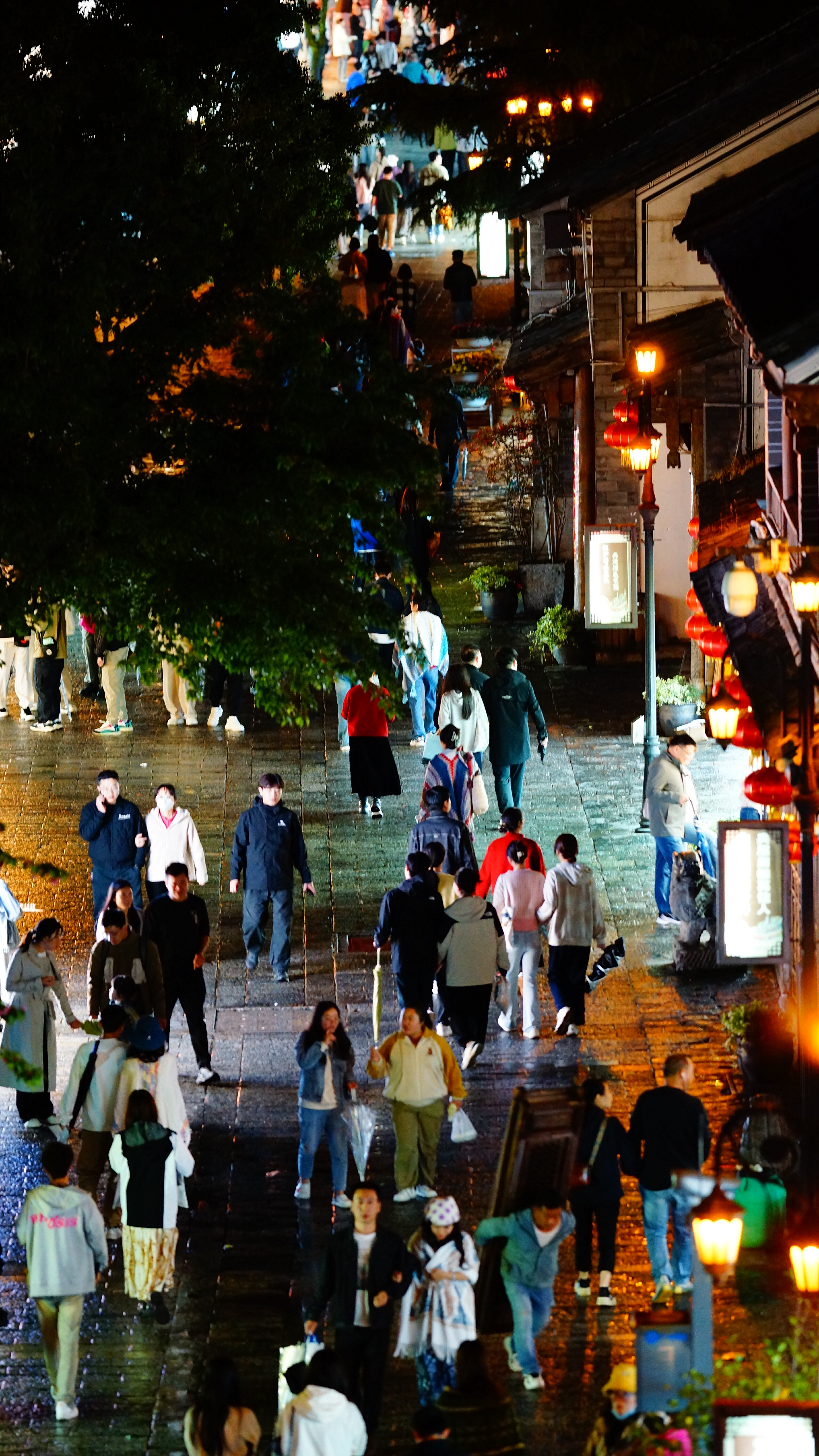 万千气象看云南丨子夜时分，漫步在雨后的分漫大理古城