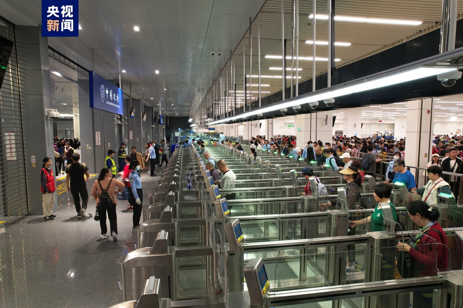 超100万人次！港珠澳大桥“人车两旺” 自驾“北上”成主流