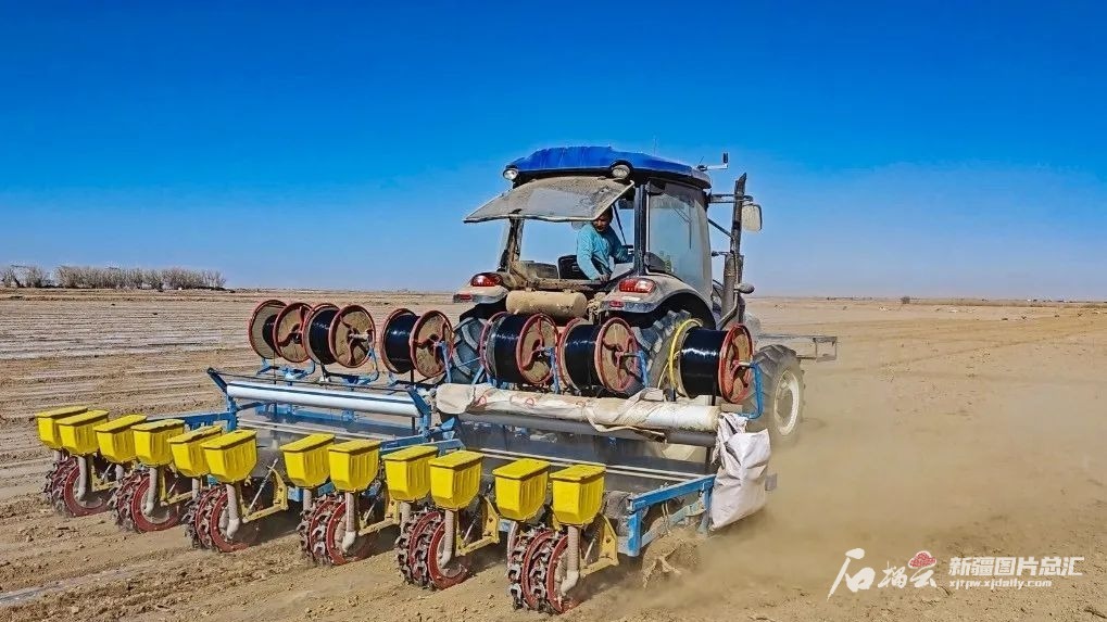 智慧农机“打头阵”，新疆棉花播种大场面又来“治愈”你了!