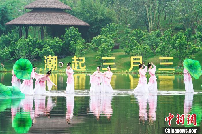 广西“三月三”成国际派对 中外游客潮玩非遗