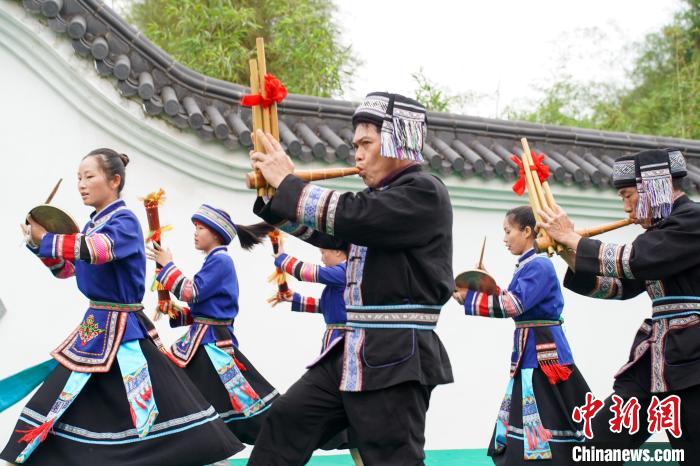 广西“三月三”成国际派对 中外游客潮玩非遗
