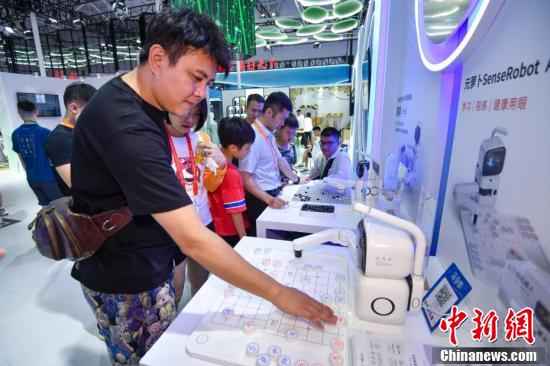 【图刊】“热辣滚烫”的消博会