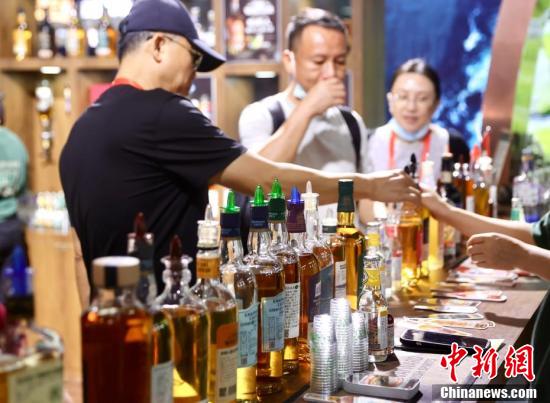 【图刊】“热辣滚烫”的消博会