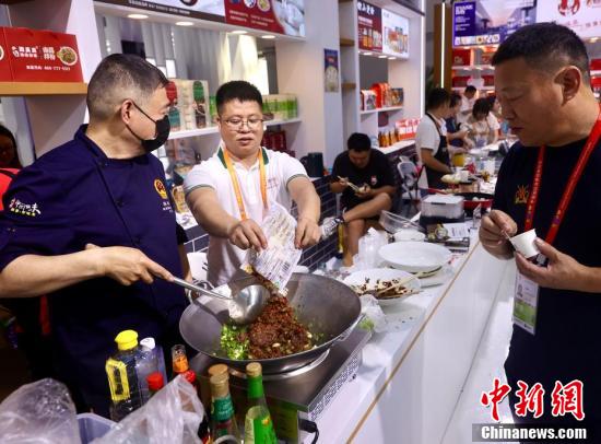 【图刊】“热辣滚烫”的消博会