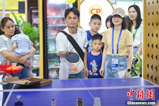 【图刊】“热辣滚烫”的消博会