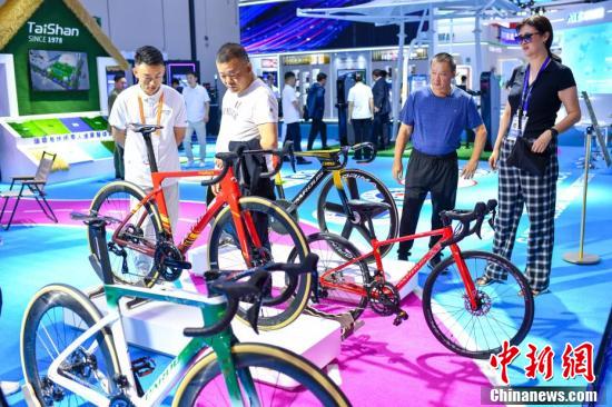 【图刊】“热辣滚烫”的消博会