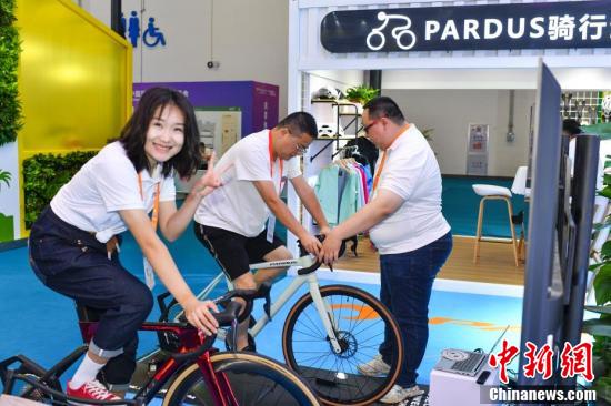 【图刊】“热辣滚烫”的消博会