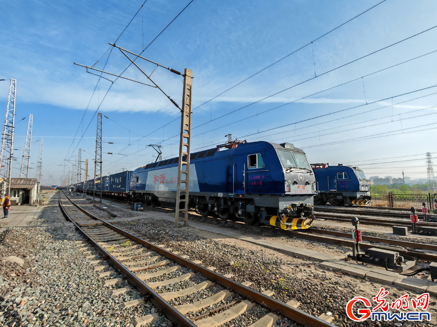 北京至广州首列时速120公里快速多式联运班列顺利开行