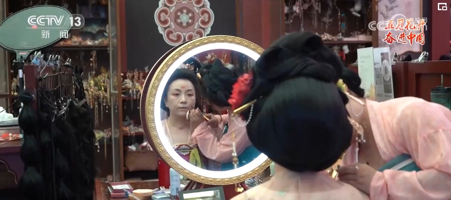 致敬今朝梦想 千千万万劳动者拼尽全力 向着梦想奋力奔跑