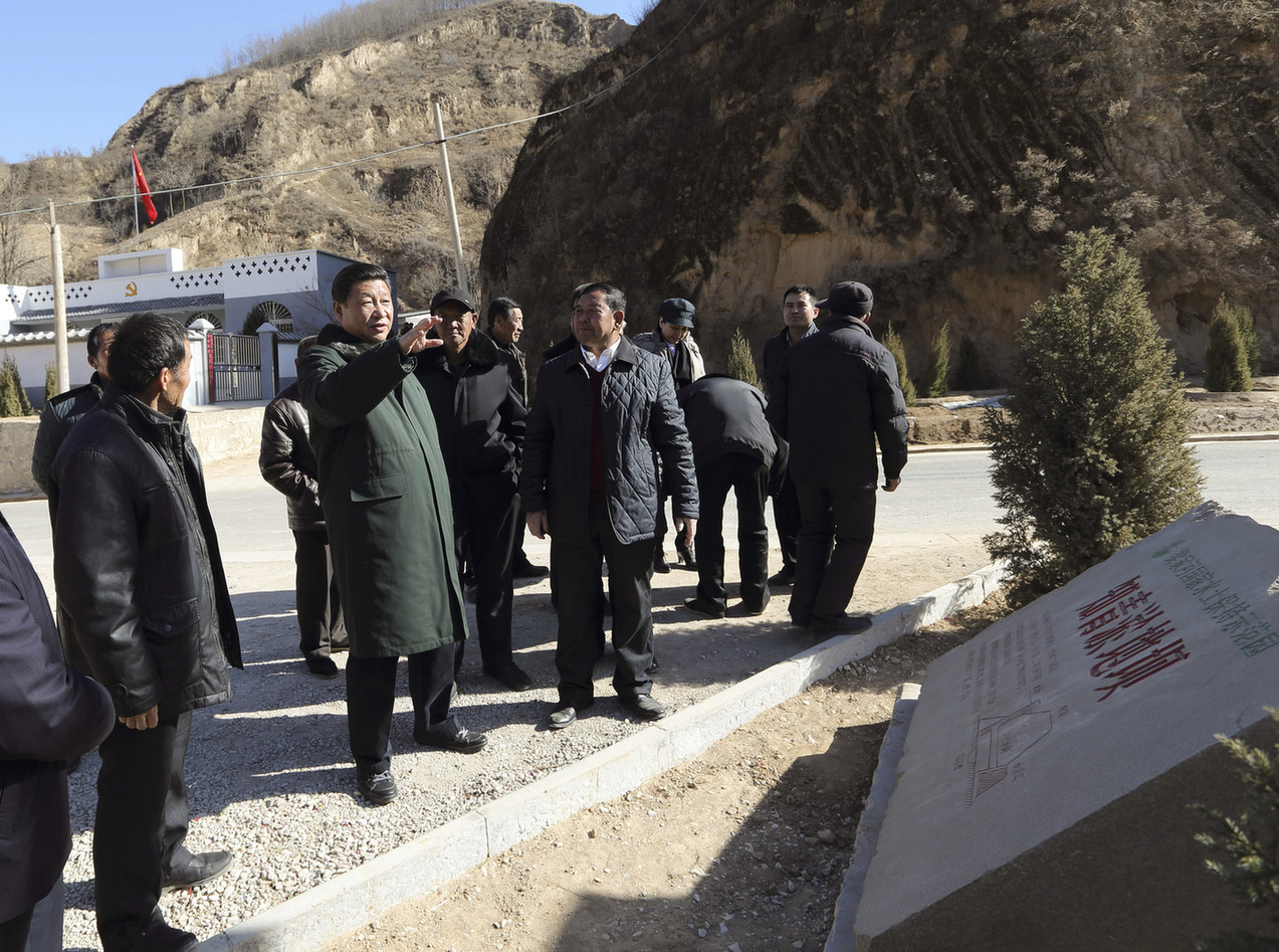 追光的你丨“老把式”照片映初心 2015年春节前夕,习近平来到陕西考察调研,第一站便来到延安市延川县梁家河村。新华社 发