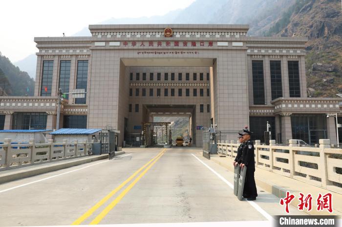 西藏吉隆口岸：“五一”我在岗，用心守护着边境和谐安宁