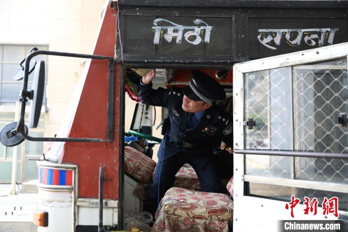 西藏吉隆口岸：“五一”我在岗，用心守护着边境和谐安宁