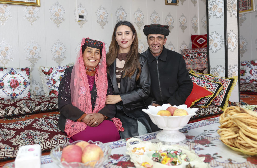 新华全媒+丨从马背到列车，她成长为我国首位塔吉克族列车长