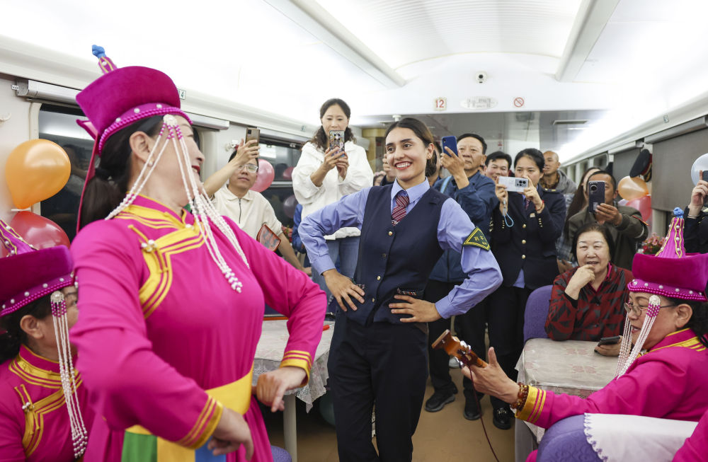 新华全媒+丨从马背到列车，她成长为我国首位塔吉克族列车长