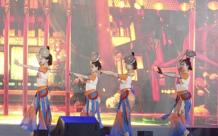 “五一”消费观察:人流涌动背后的市场活力 “五一”消费观察:人流涌动背后的市场活力