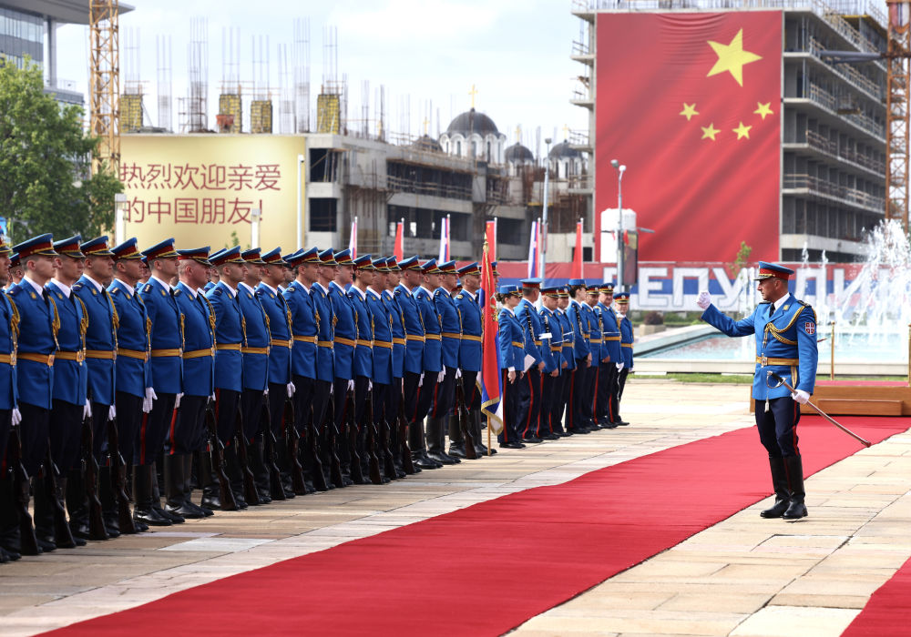 高清大图 | 习近平在贝尔格莱德出席塞尔维亚总统武契奇举行的欢迎仪式