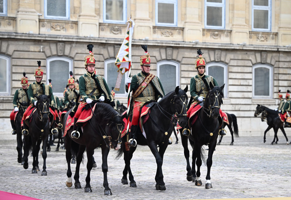 图集丨习近平在布达佩斯出席匈牙利总统舒尤克和总理欧尔班共同举行的欢迎仪式