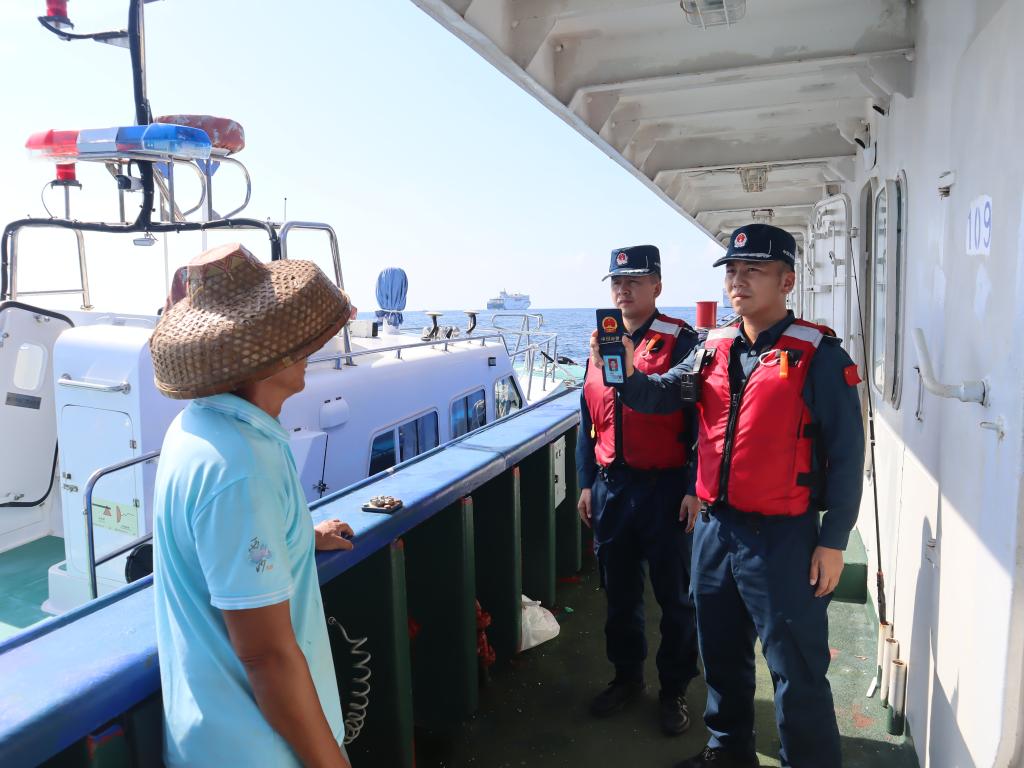 中国海警在南海开展伏季休渔同步执法行动