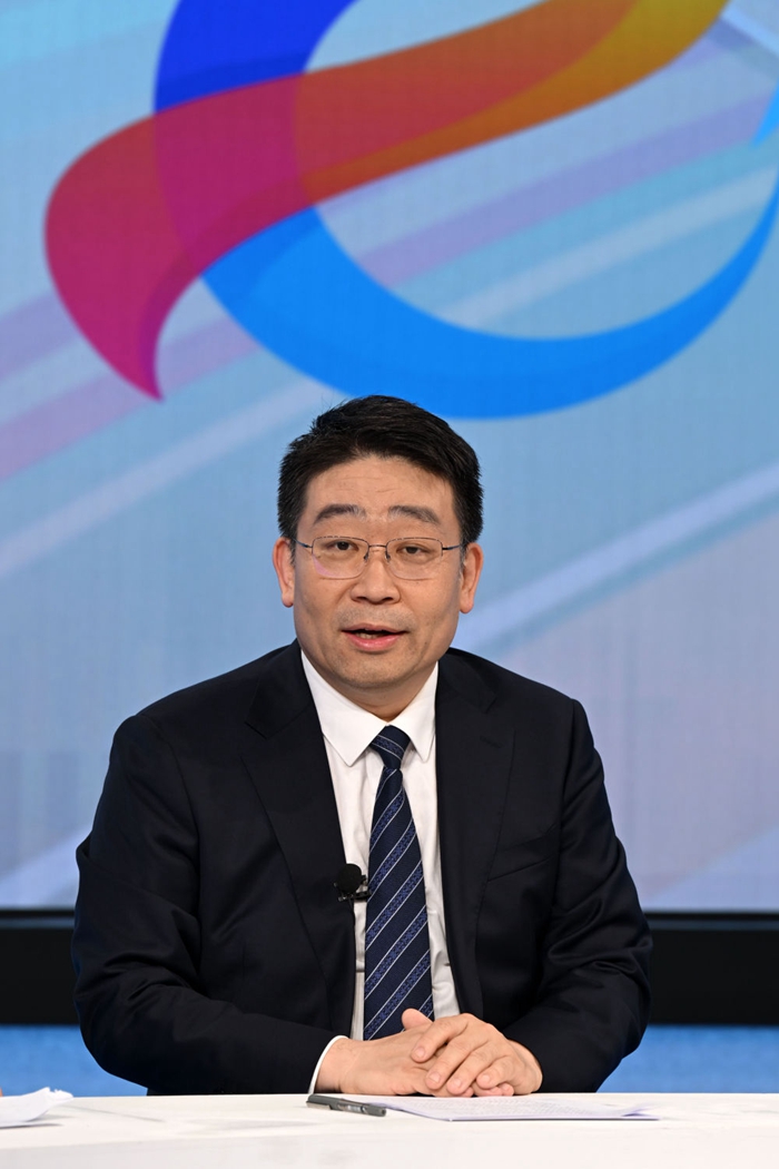 中国新能源“产能过剩论”有悖事实与常理——来自“中国经济圆桌会”的观察