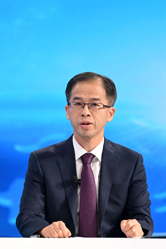 中国新能源“产能过剩论”有悖事实与常理——来自“中国经济圆桌会”的观察