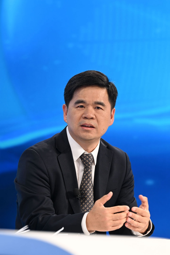 中国新能源“产能过剩论”有悖事实与常理——来自“中国经济圆桌会”的观察