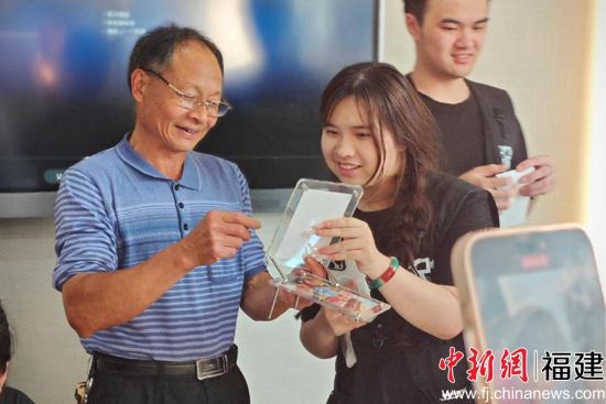 华侨大学港澳台侨学生走进乡村为老人拍照留影