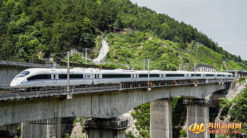四川という完全に「走る」高速鉄道駅は、なぜ建設されたのか。