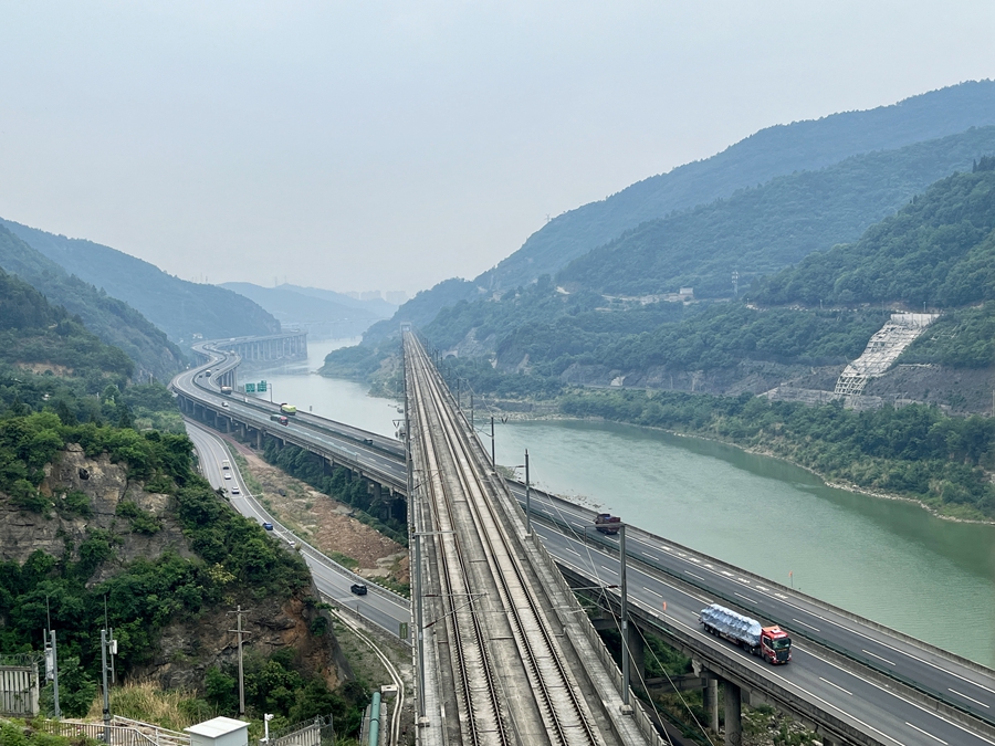 发现最美铁路：走近西成高铁嘉陵江特大桥 探寻千年蜀道变迁