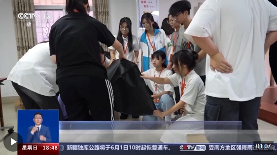 33张照片 这场“义拍”是他们给宿管老师最难忘的礼物