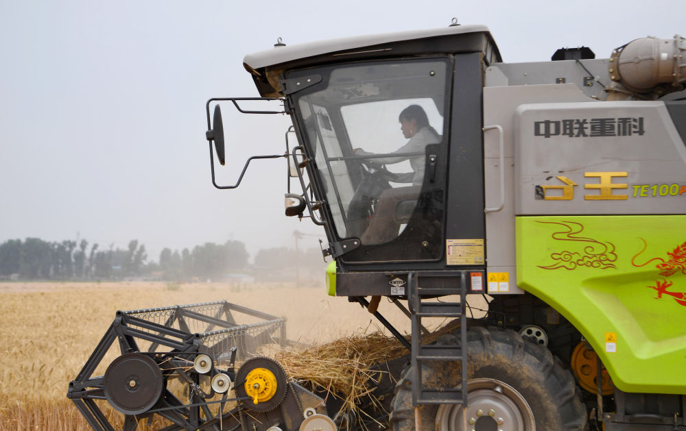 新华全媒+|“又美又飒”——河南“00后”女机手踏麦浪一路向北