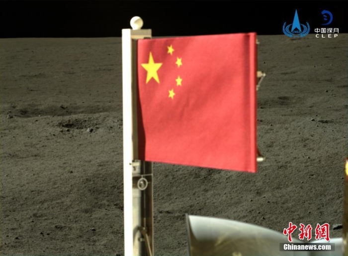 成功“挖土”后留下“中”字 外媒：嫦娥六号完成了一件壮举！
