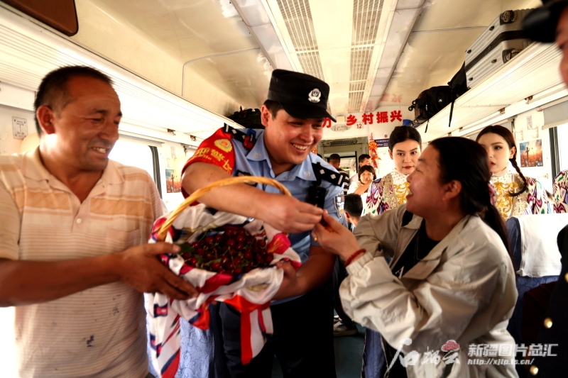 慢火车上有个“暖巴扎” 新疆公益慢火车拉动南疆乡亲致富