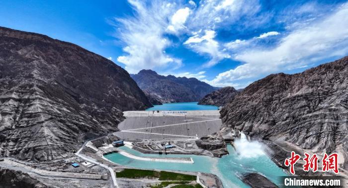 “新疆三峡”阿尔塔什水利枢纽工程已累计放流鱼苗近140万尾