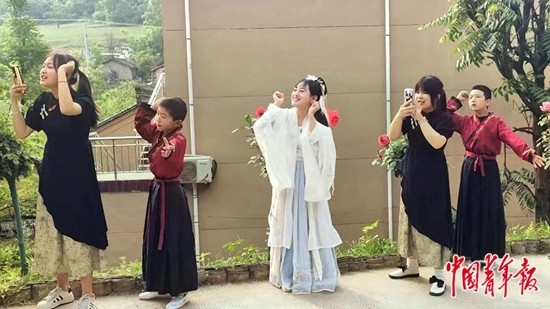 从嫌土到“打call”，小城青年为何“赤裸裸地”炫家乡