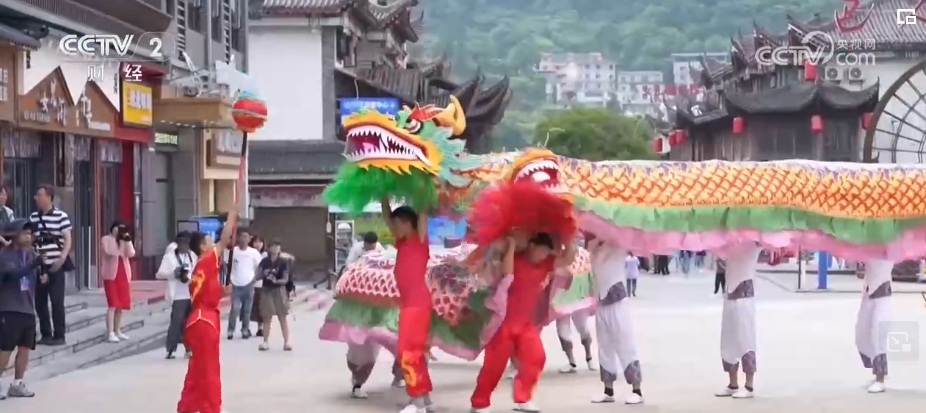 文化味浓了、经济热了，暑期出游人气旺释放“夏日消费”强劲动力