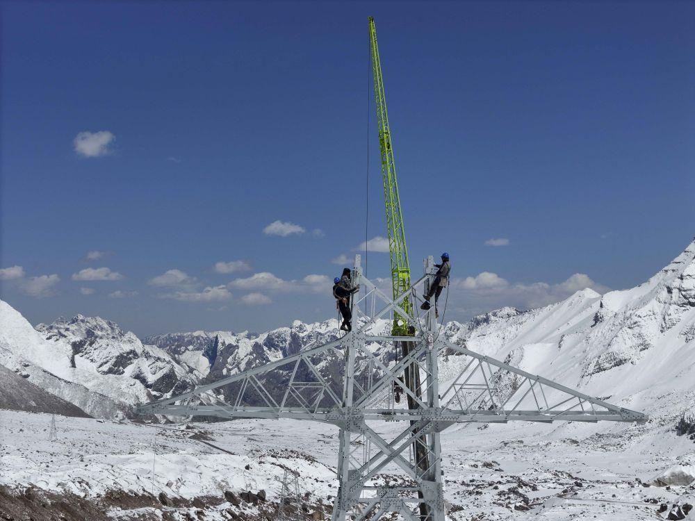 最高塔位海拔5390米 新疆一220千伏输变电工程贯通