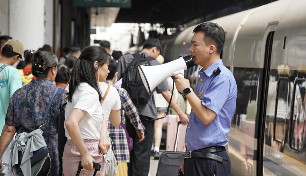 暑运一线观察：旅游出行火爆 各地优化服务保障