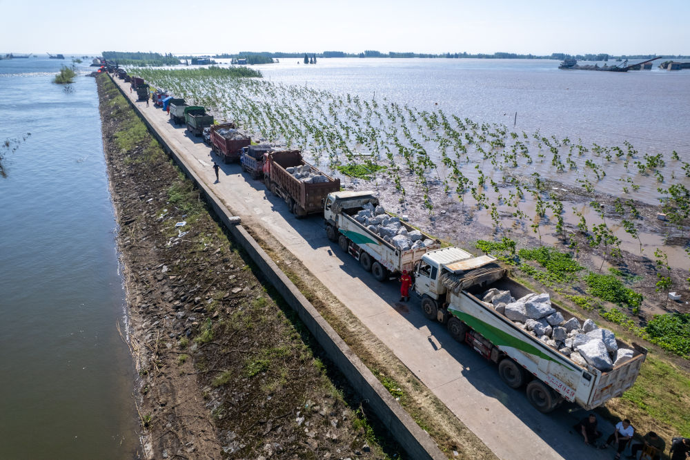 聚焦防汛抗洪丨湖南岳阳市华容县团洲垸洞庭湖一线堤防决口现场抢险进行时