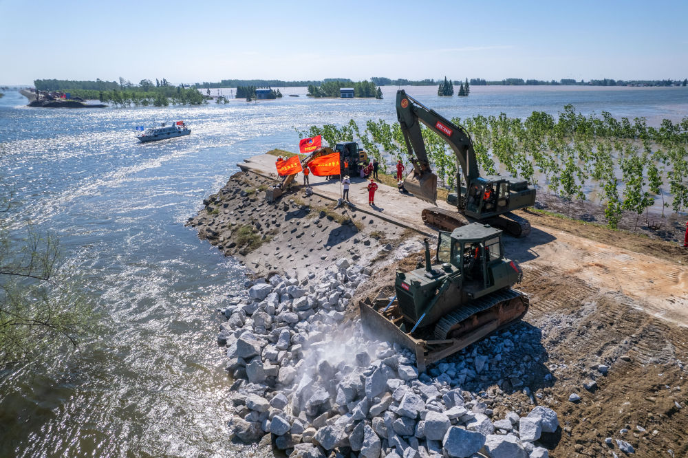 聚焦防汛抗洪丨湖南岳阳市华容县团洲垸洞庭湖一线堤防决口现场抢险进行时