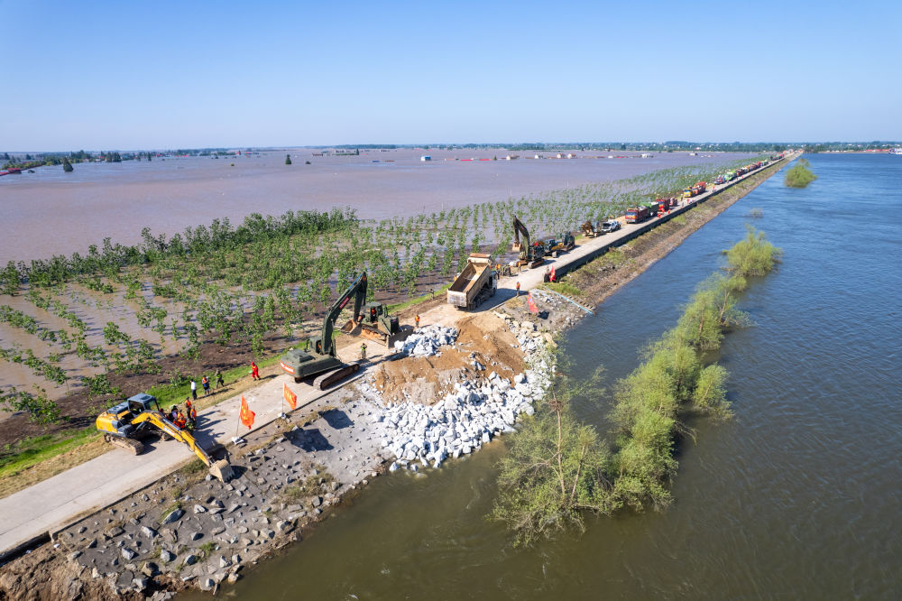 聚焦防汛抗洪丨湖南岳阳市华容县团洲垸洞庭湖一线堤防决口现场抢险进行时