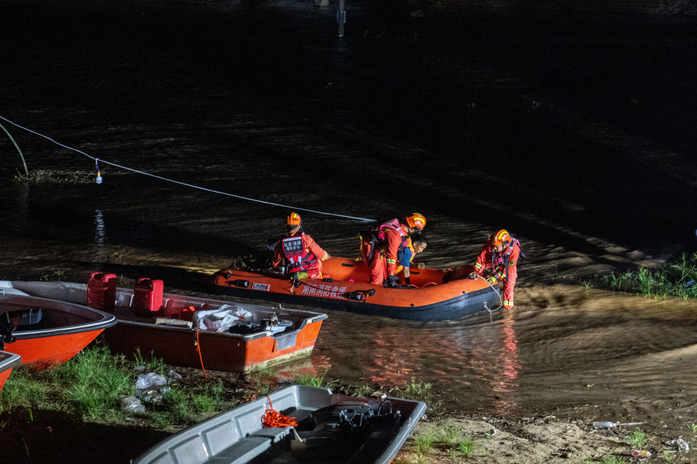 聚焦防汛抗洪丨湖南岳阳市华容县团洲垸洞庭湖一线堤防决口现场抢险进行时