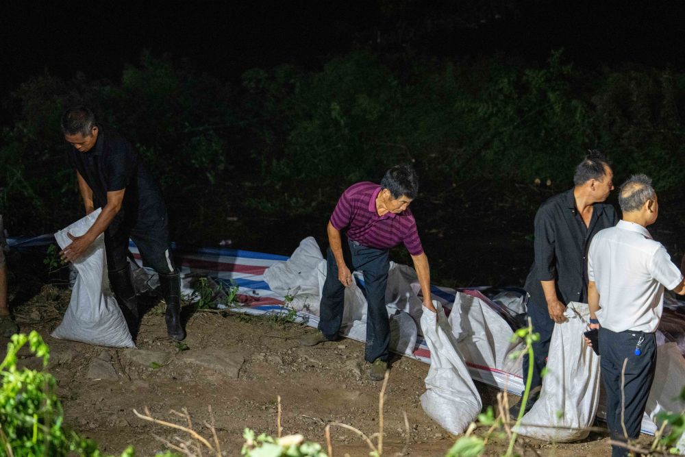 聚焦防汛抗洪丨湖南岳阳市华容县团洲垸洞庭湖一线堤防决口现场抢险进行时