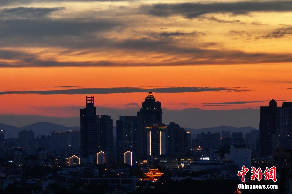 南京高温天“蒸”出绚丽晚霞