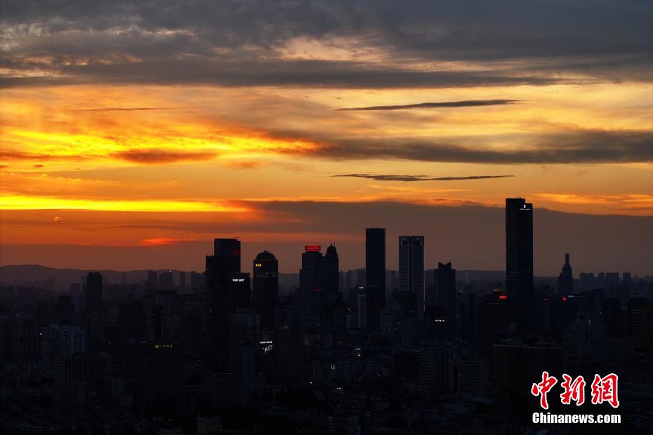 南京高温天“蒸”出绚丽晚霞