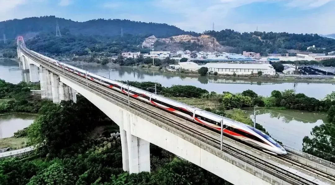 我国铁路主要客运指标稳居世界首位！上半年发送旅客突破20亿人次